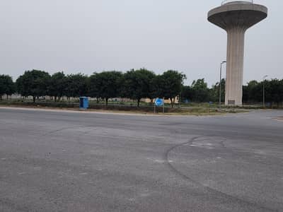 8 Marla Opan Form Facing park Plot Available For Sale Bahria Nasheman Lahore