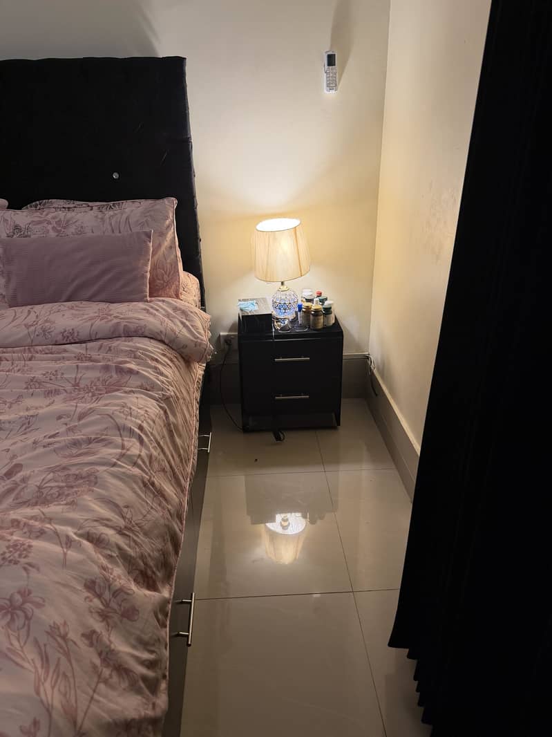 Black bed 0