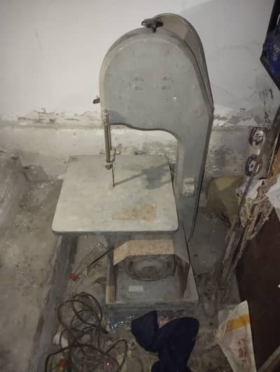 Meat cutting machine