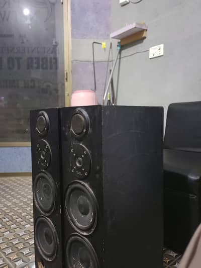 pair of speakers black