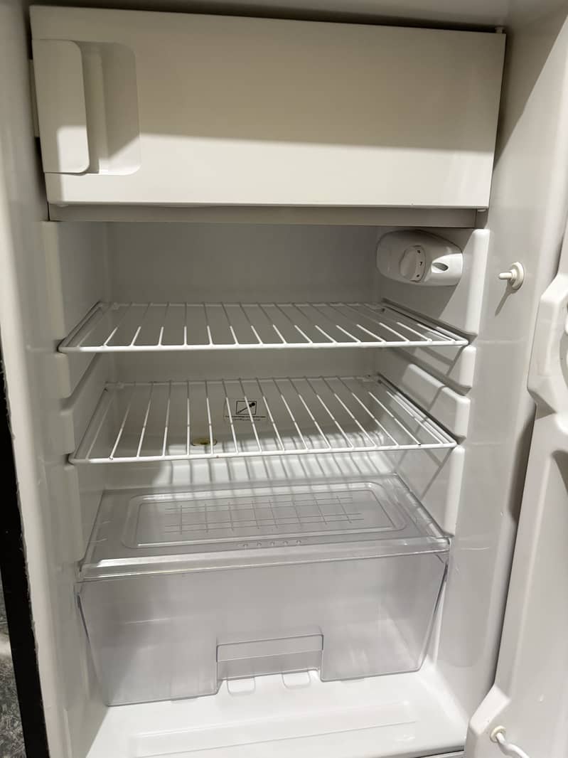 Mini fridge Dawlance 4