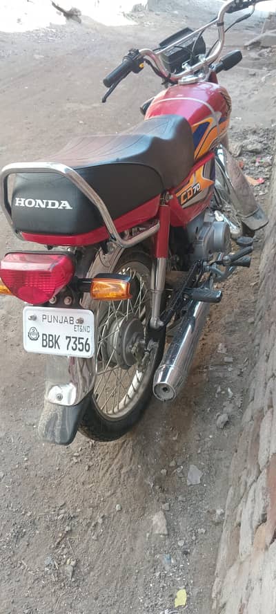 Honda 70CD COLOR is red
