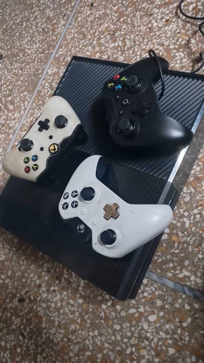 xbox one with 3 controller and 5 pre installed games
