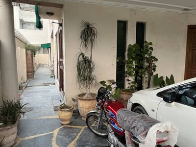 1 KANAL SEPARATE GATE INDEPENDENT UPPER PORTION FOR RENT