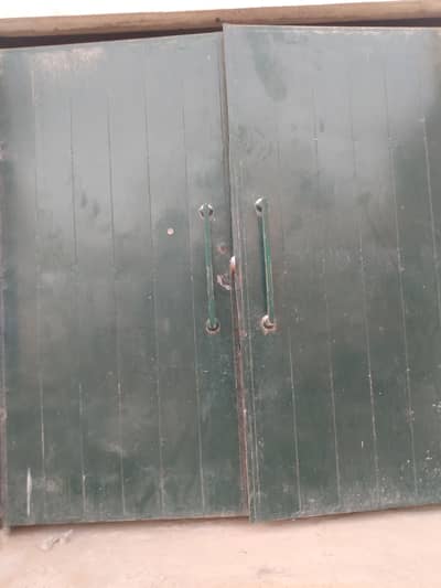 Heavy duty iron main gate size 8/8 only 6 month used