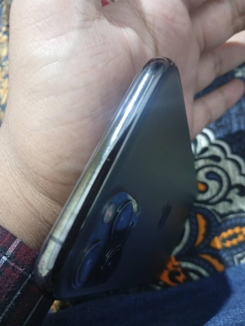 iPhone 11 pro 4
