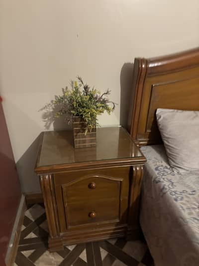 Bed with 2 side tables