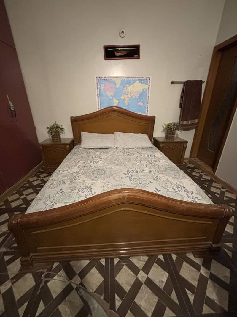 Bed with 2 side tables 4