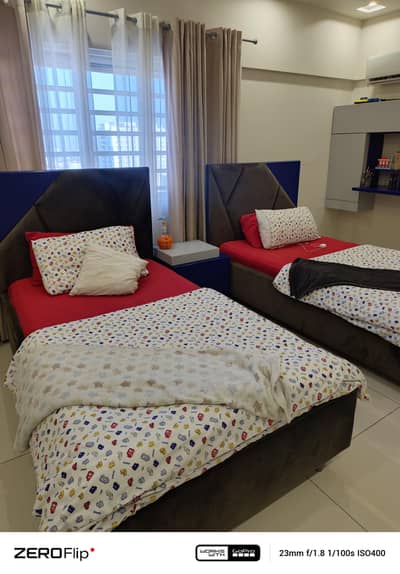 2 children beds with side table