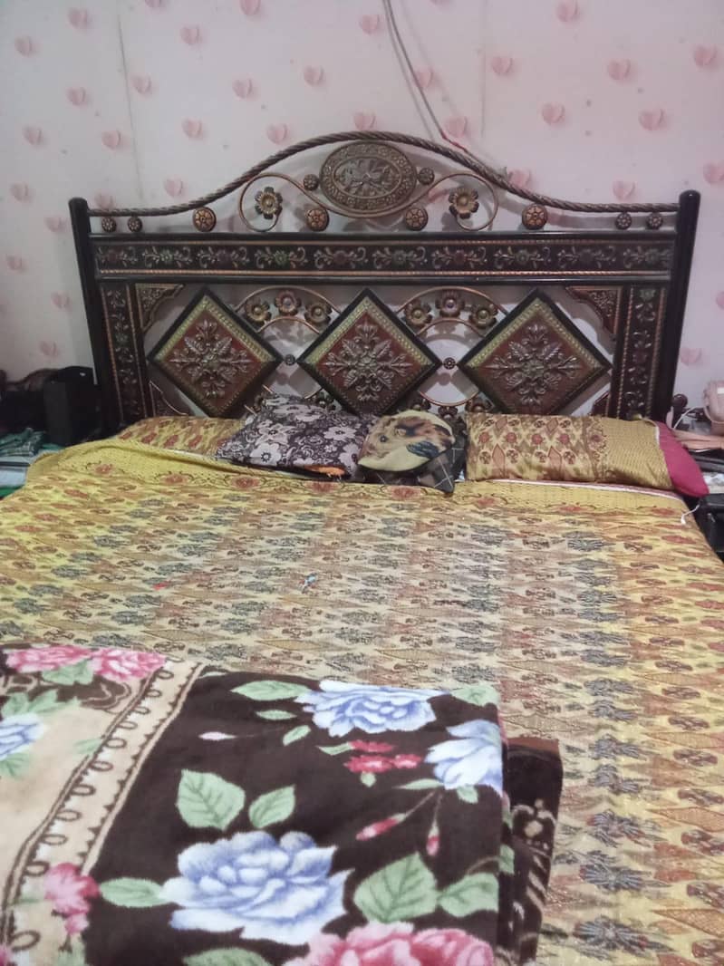 iron bed 0
