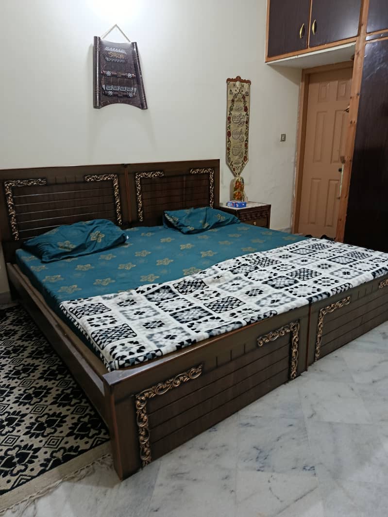 Two single bed without matresses 0