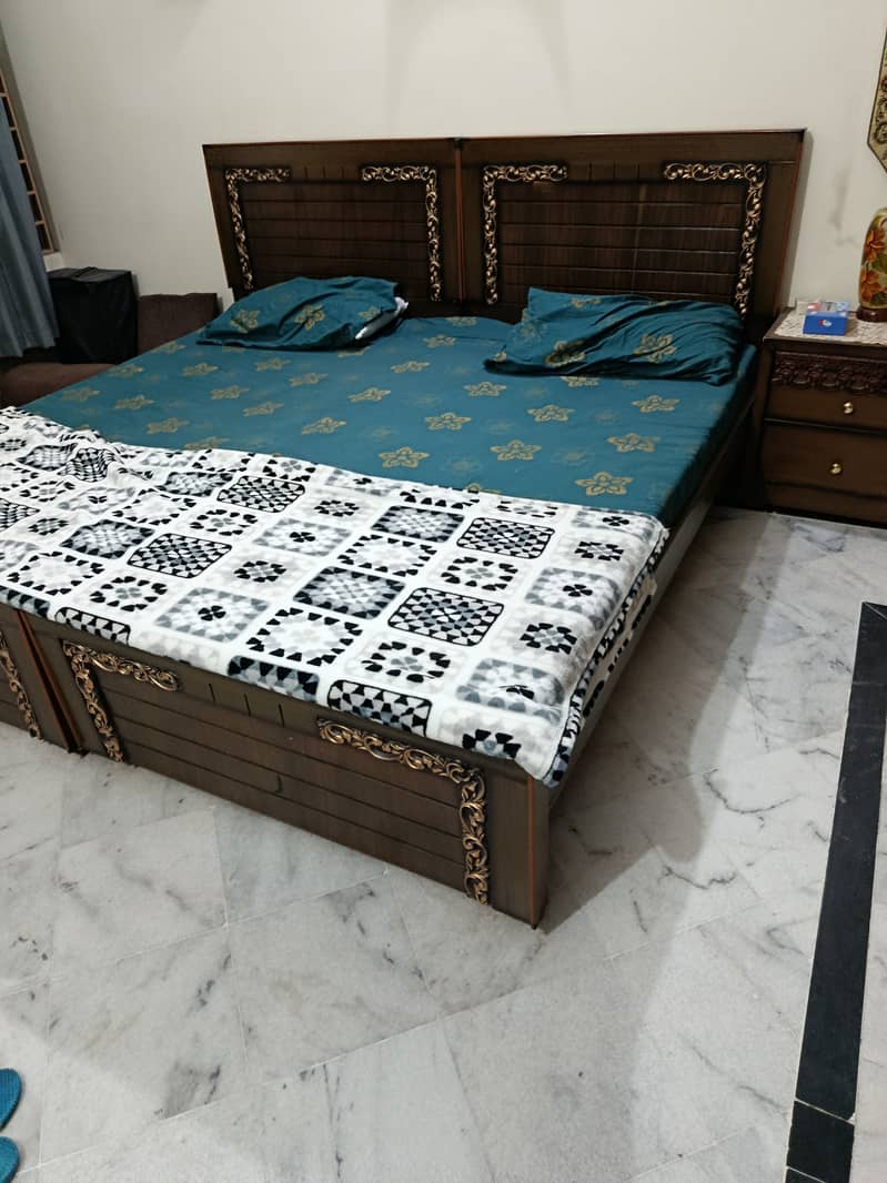 Two single bed without matresses 1