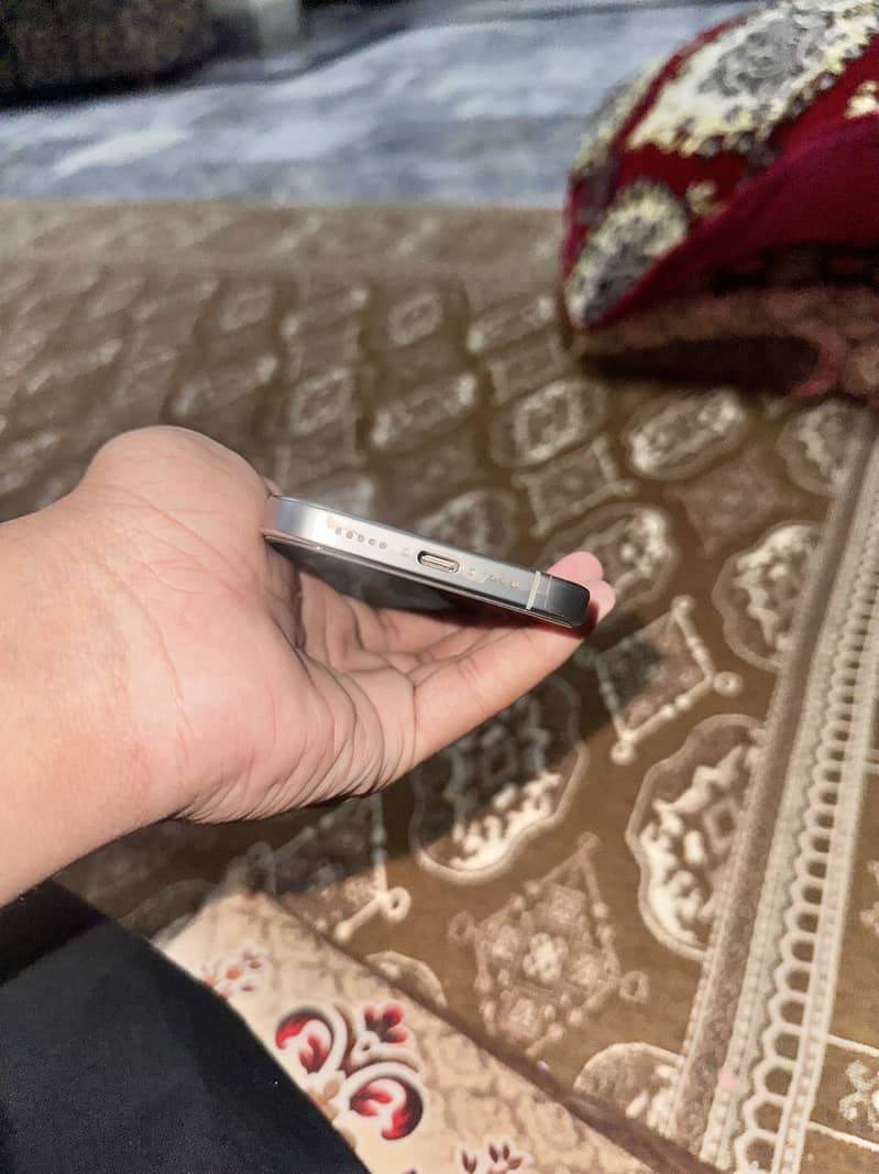 Iphone 16pro 4