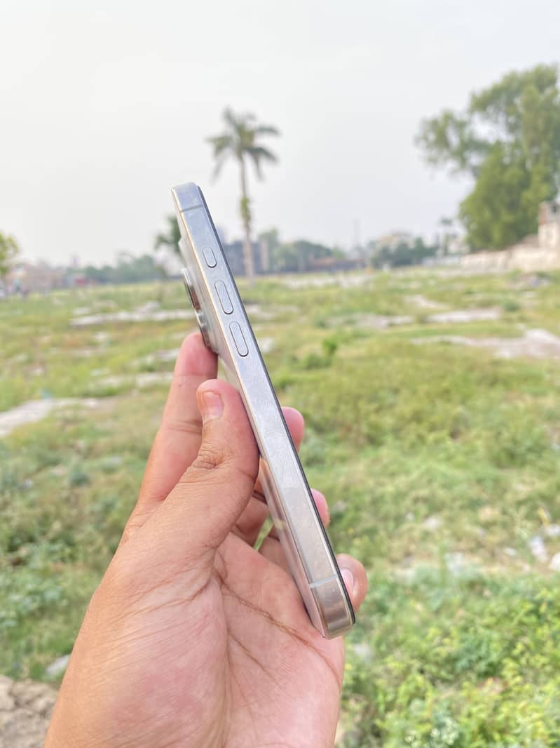 iPhone 16 pro 3