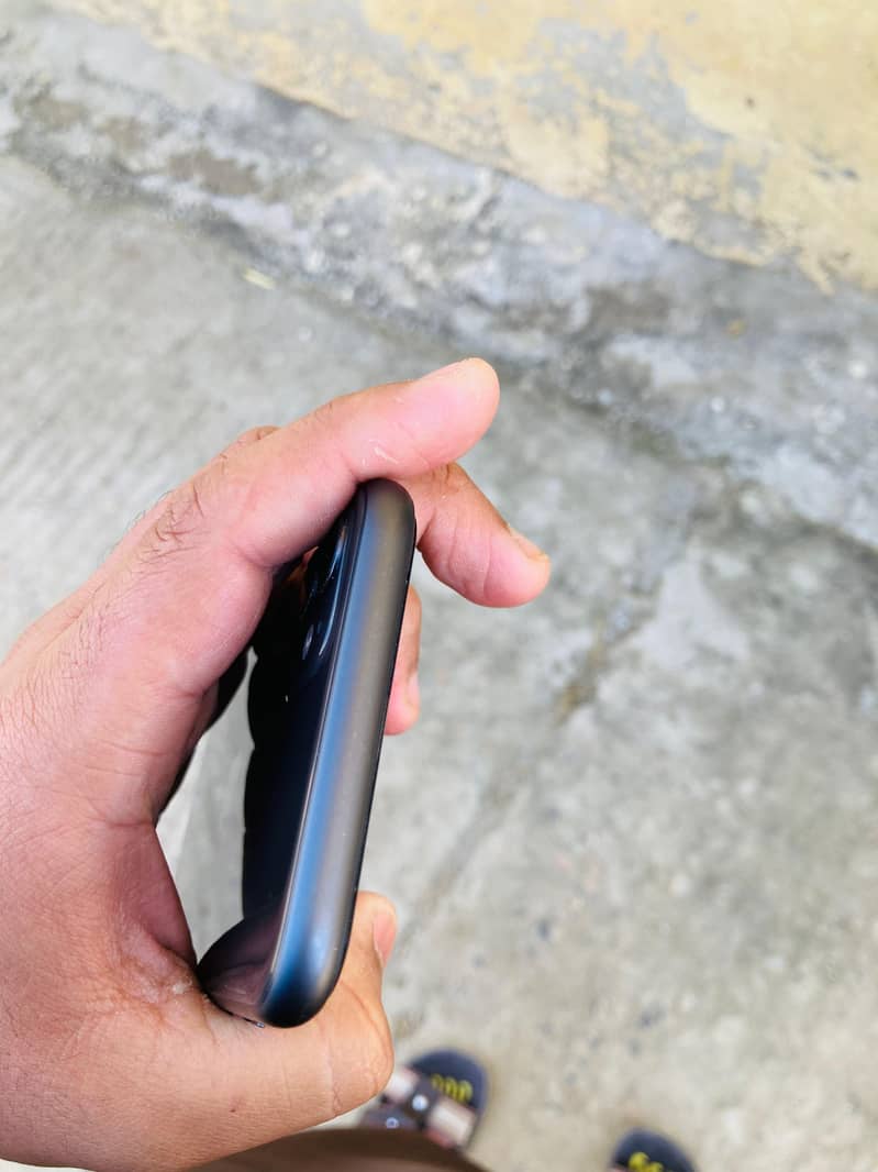iPhone 11 3