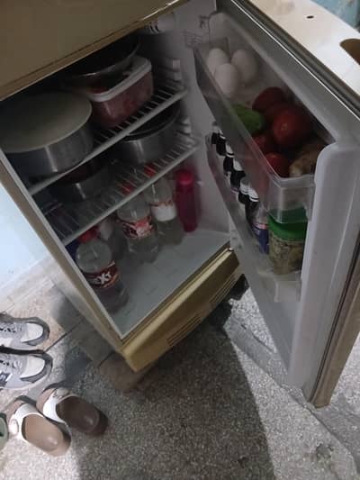pel frige mini smal size 6 year used hai