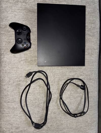 Xbox one x 1tb two controllers