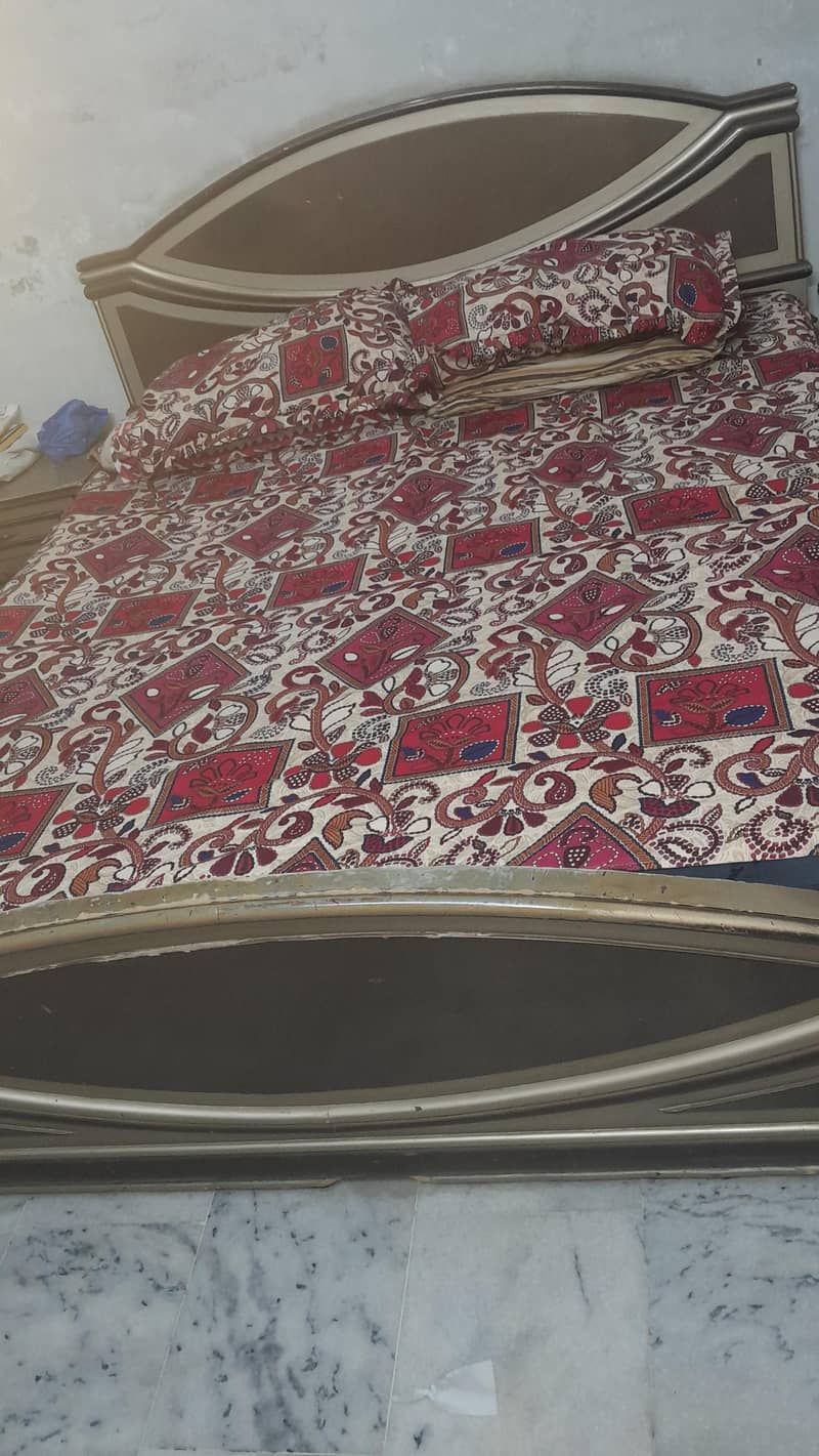 bed set with dressing table. . 0