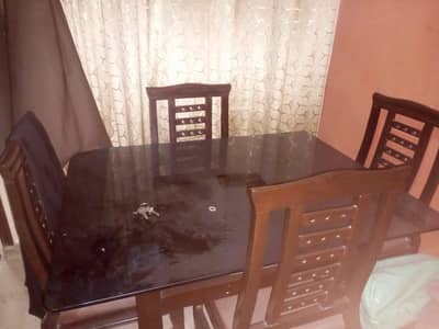 sheeham ki dining table hy super condition 9/10 hy glass ok hy