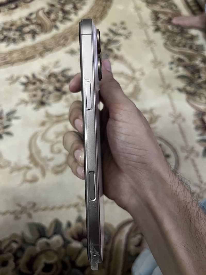 Iphone 16 pro max 4