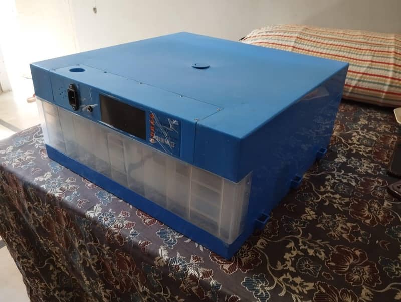 Incubator Automatic 64 eggs 1