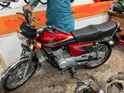 Honda 2011 Model sirf 11 hazar km chali ha. . engine head pack bike.