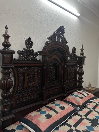 Chinoti king size bed
