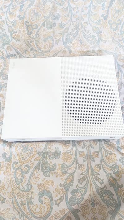 XBOX ONE S 1TB WITH 1 ORIGINAL WIRELESS CONTROLLER AND 1 Wired