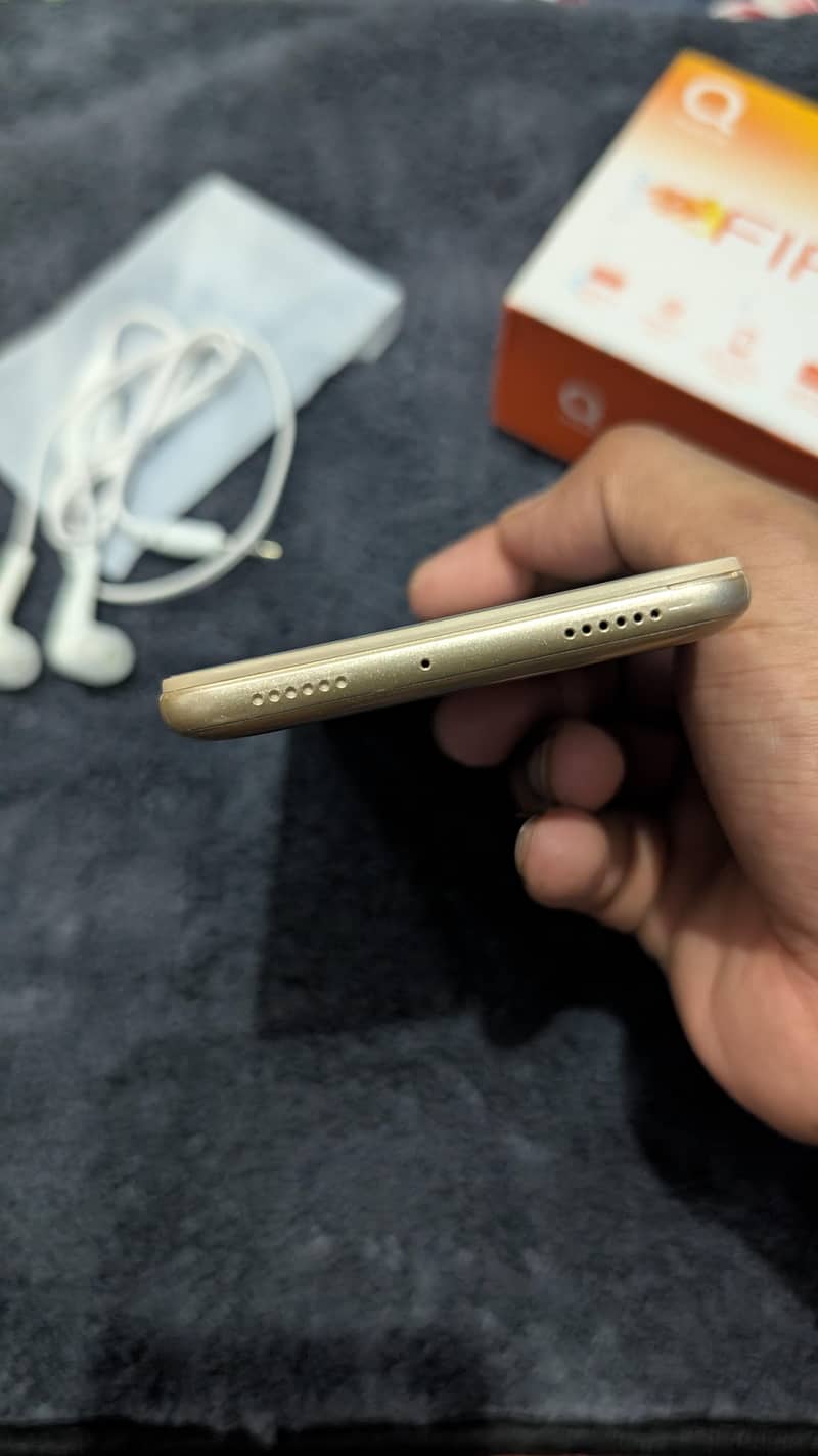 QMobile Fire. . 3