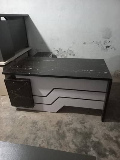 Office Boss Table luxury Look