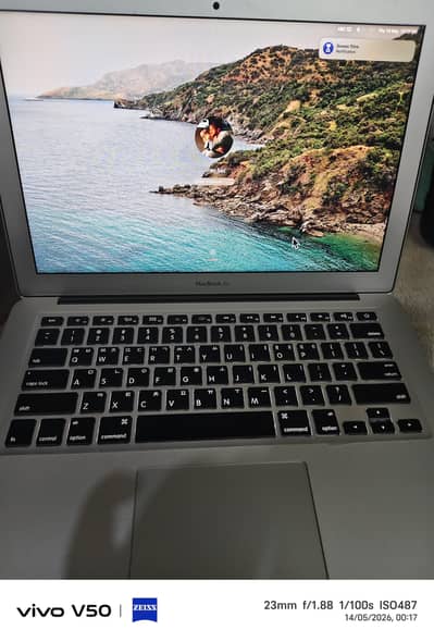Macbook air 2017 i5 8 gb 500 gb like new
