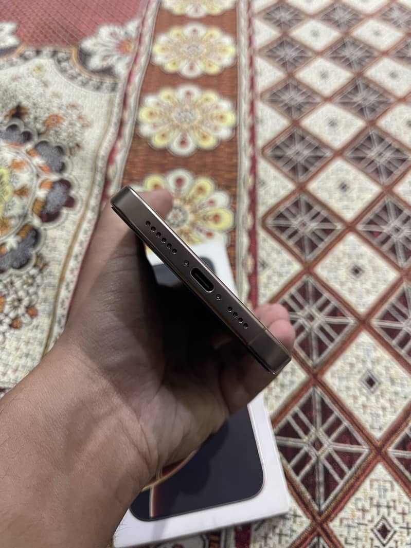 iPhone 16 Pro Max 4