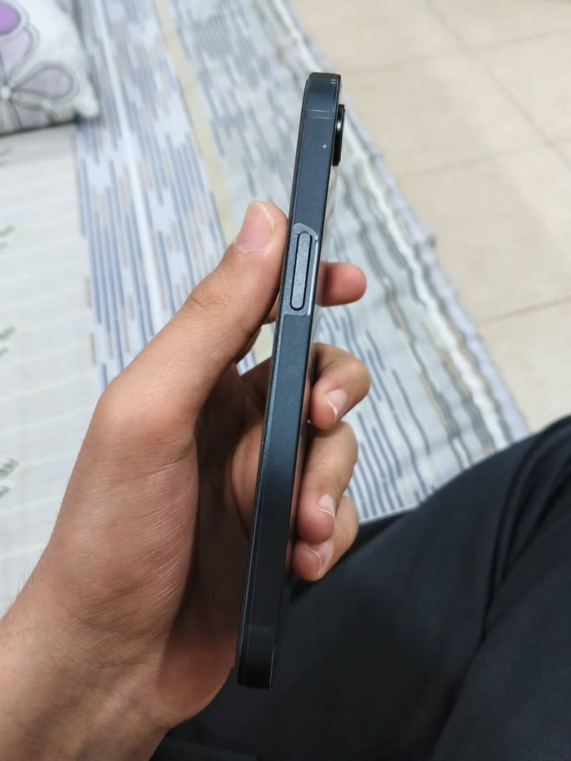 Iphone 16e with box 3