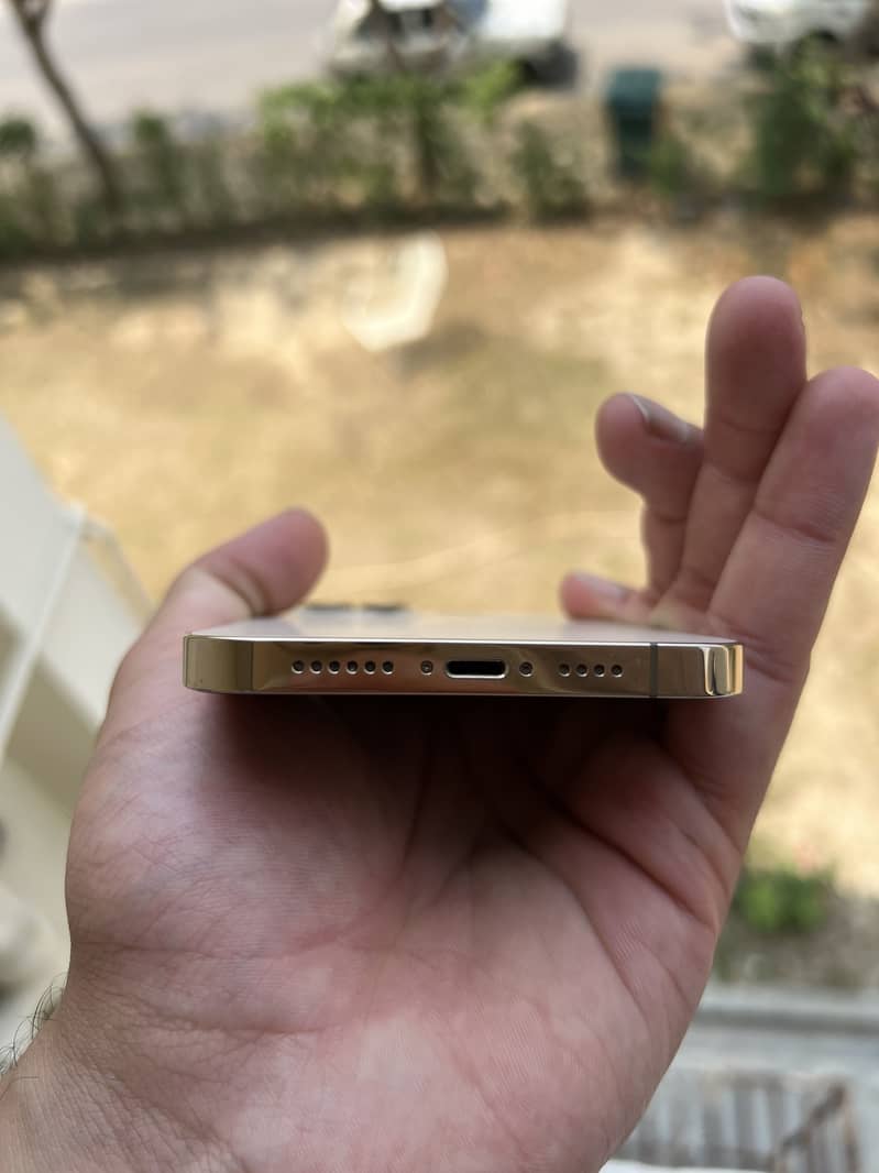 Iphone12 Pro Max With Sim Time. 6