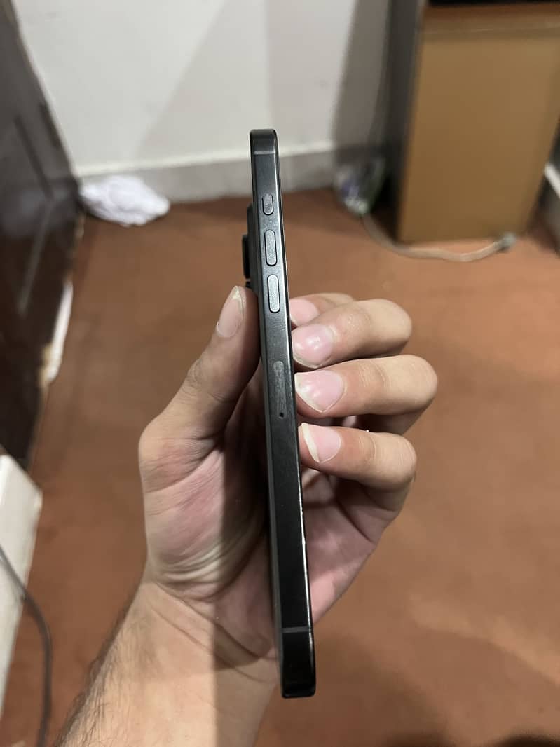 Iphone 16 pro max 4