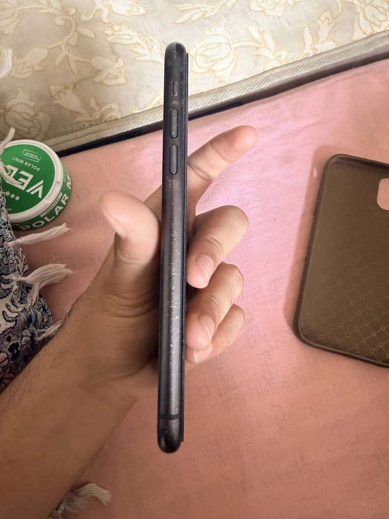Apple iPhone 11 4