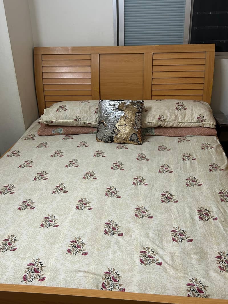 Bed queen size 0