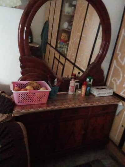 Dressing table, Almirah, Table like new furniture for sale