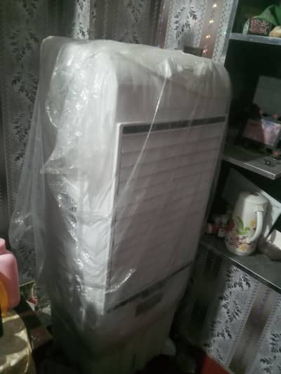 Hi ia m selling my brand new air cooler with thre cooling bottle it's