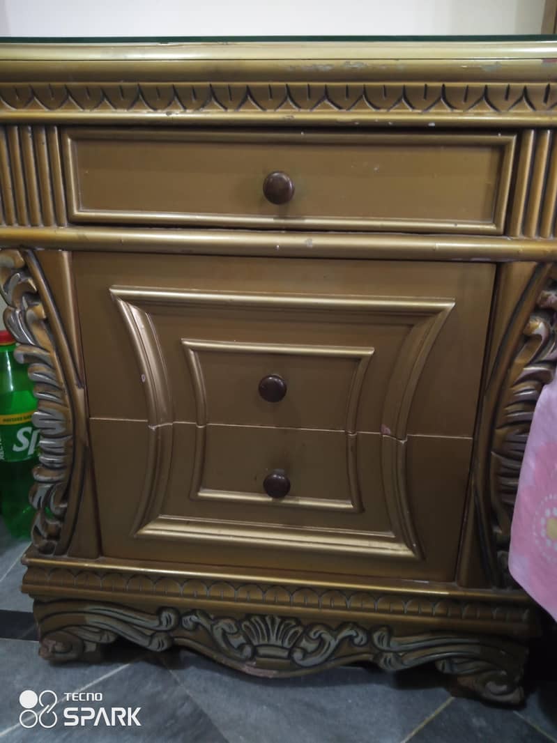 bad 2 side table only 3