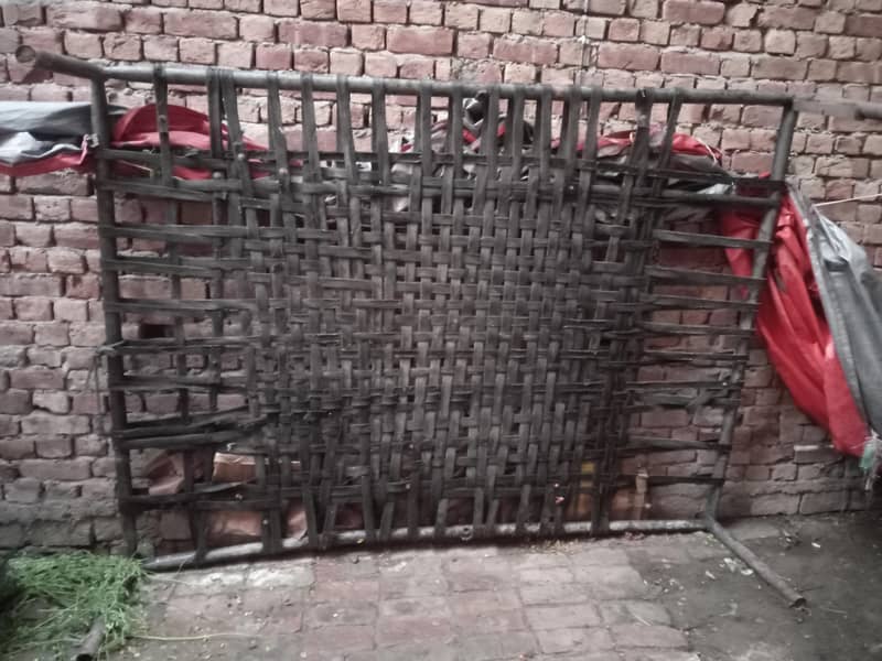 2 عدد بڑی چارپاءیاں 1