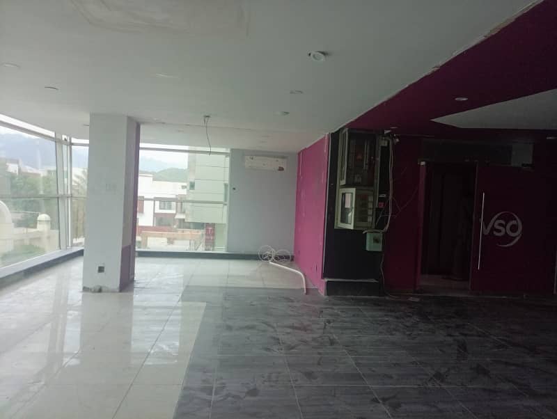 E 11/3 multi corner space available 5