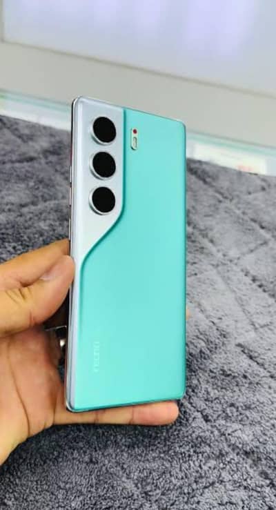 Tecno camon 40 pro box charge available