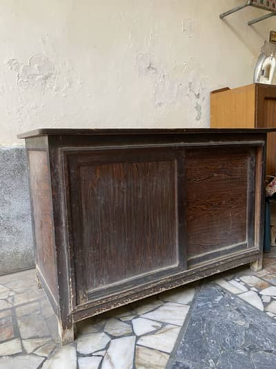 Istri wala table