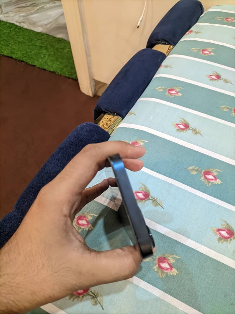iPhone 13 4