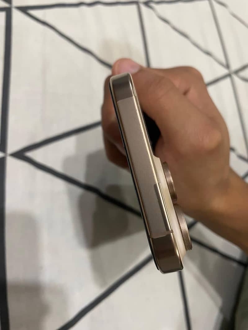 iPhone 16 pro max 5