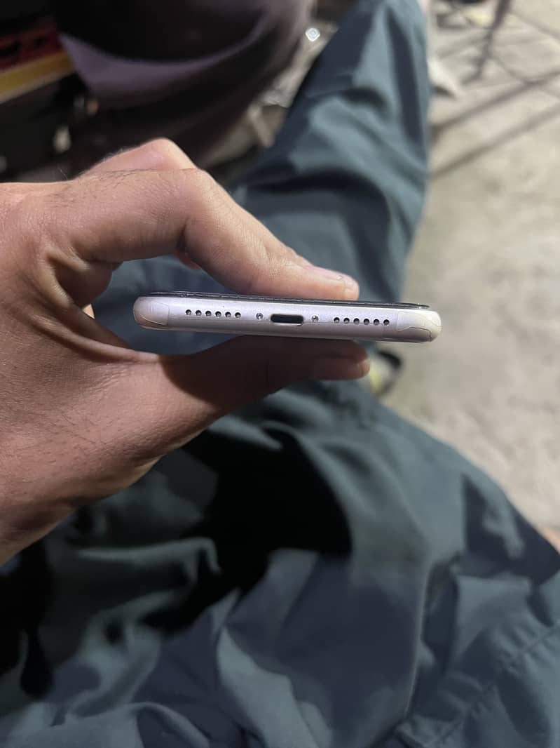 iPhone 11 3