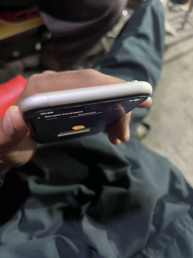iPhone 11 4