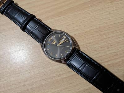 vintage Seiko 5 watch black and gold dial. l