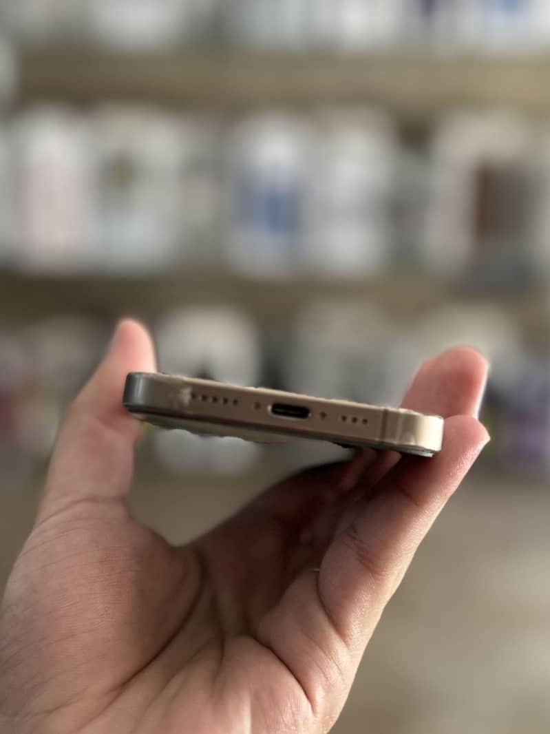 iPhone 16 pro 4